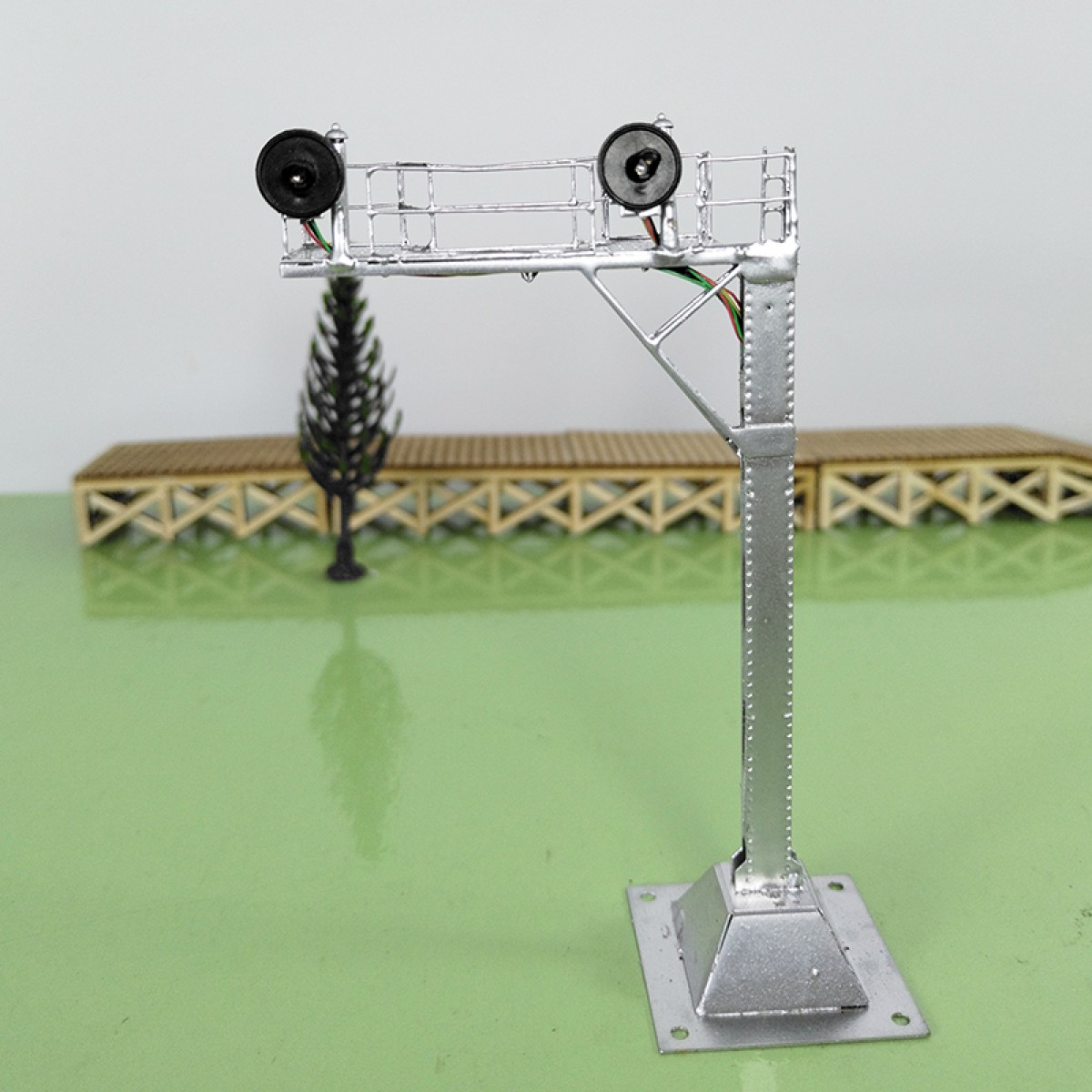 1 x HO scale searchlight cantilever signal bridge metal 3-colors metal #CS11